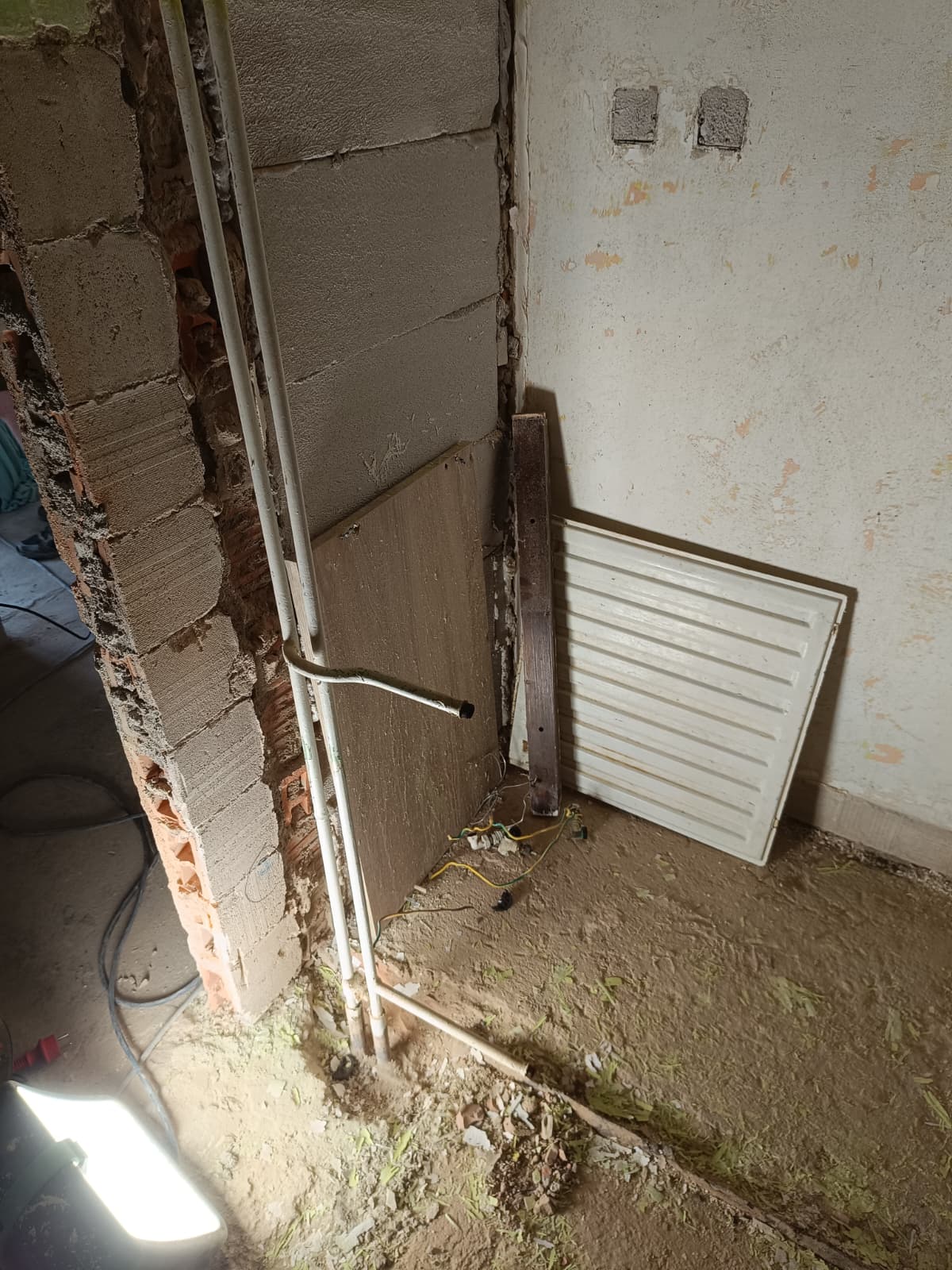 Změna pozice stoupacího potrubí topení v panelákovém domě